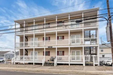 FANTASTIC 2 BR 2 Blocks to beach pool balcony Отели в г. Сисайд Хайтс