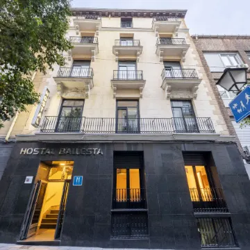 Hostal Ballesta Отели рядом с достопримечательностью «Небоскреб "Испания"»