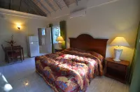 Tropical Lagoon Resort فنادق في Drapers