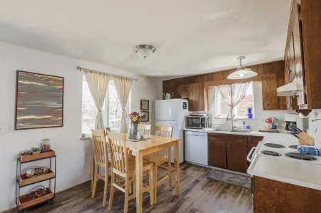 Walk to Olde` Town Arvada for The Perfect Colorado Getaway! Отели рядом с достопримечательностью «The Well House Assisted & Senior Living of Arvada»