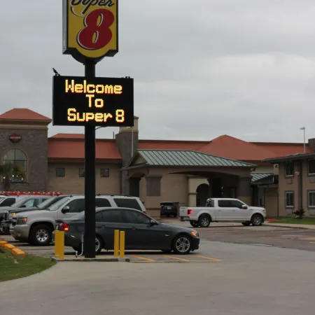 Super 8 by Wyndham Beaumont I-10 South/College St