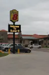 Super 8 by Wyndham Beaumont I-10 South/College St - Motels