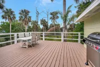 Peaceful Old Charm Oasis Near The Beach in Fort Myers. With Huge Yard, WiFi, AC