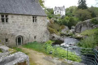 IF Charming little Breton house Hoteles en Scrignac