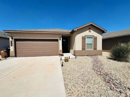 Elvis’s Cozy Casa- Charming 3 bedroom,2 bathroom home w/ Mountain views Отели рядом с достопримечательностью «Museum of Nature & Science»