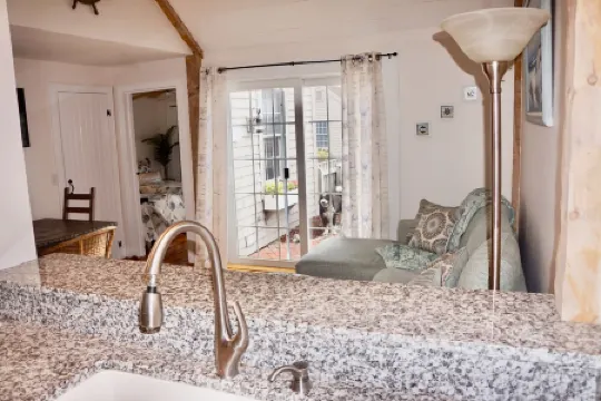 Maushop -  6 Hammock Pond Rd