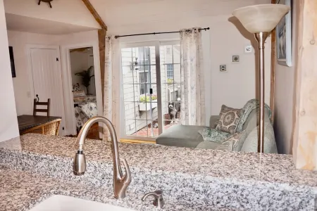 Maushop -  6 Hammock Pond Rd Отели рядом с достопримечательностью «Заповедник Джеу Понд»