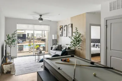 Modern Amenities and Sparkling Pool Access - Elegant Retreat 酒店