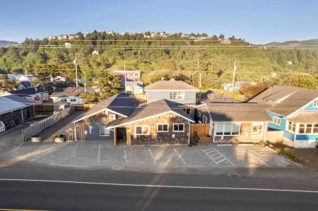 Kitchenette and Cozy Patio Area - Stylish Coastal Getaway Отели рядом с достопримечательностью «Jetty Marina»