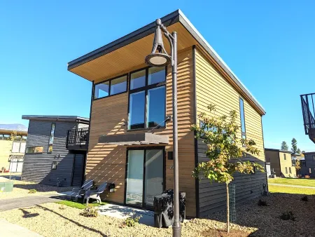 Private Sauna, Pool / Hot Tub / Gym, 2 Bed / 2 Bath, Sleeps 6