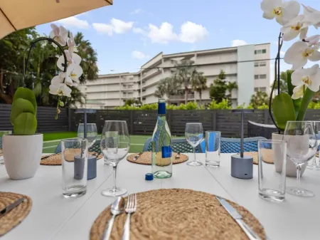 Paradise Point by DecaStay - Private Pickleball Court, Walk to Beach Отели рядом с достопримечательностью «Hideaway Beach»