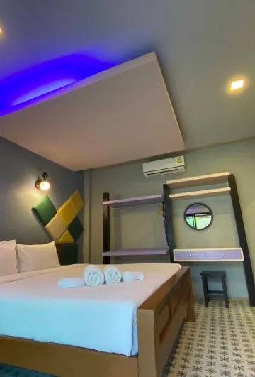 ห้องเตียงใหญ่ 1 เตียง วิวสระน้ำ