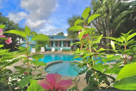 Lush Landscaping and Heated Pool - Gorgeous Oasis Retreat