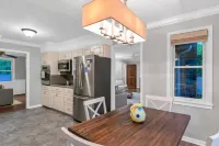 Large Back Deck and Fast Wifi - Charming Spacious Retreat Hotels in Irmo