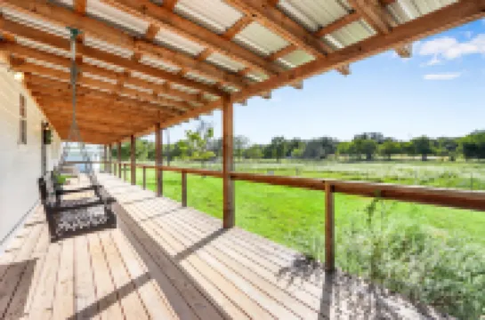 Charming Pecan Tree House with Porch Swing and Scenic Views - Delightful Retreat