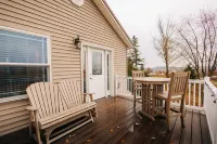 Scenic Balcony and Cozy Amenities - Charming Cottage Retreat