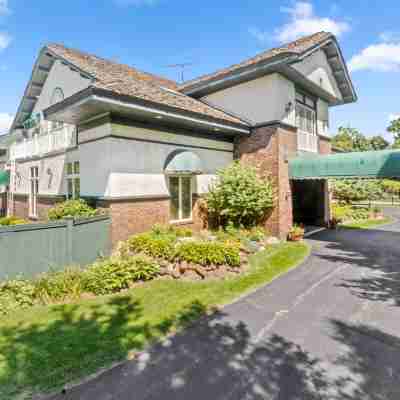 Charming Historic Lodge with Outdoor Pool - Cozy Tranquil Retreat Hotel Exterior