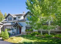 Luxurious Soaking Tubs and Gourmet Kitchen - Stunning Mountain Haven