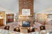 Red Rock Vista | Incredible Views, Hot Tub, Pool Table, Decks, Trail