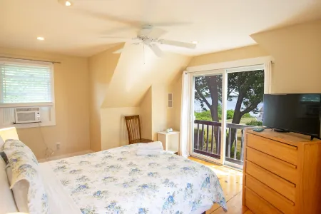 Water Views and Spacious Farmer's Porch - Charming Coastal Retreat Отели в г. Истам