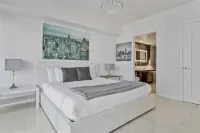 Skyline Views and Infinity Pool Access - Luxurious Designer Haven