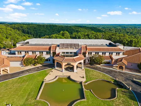 Access to Outdoor Pools and Tennis Courts - Elegant Retreat