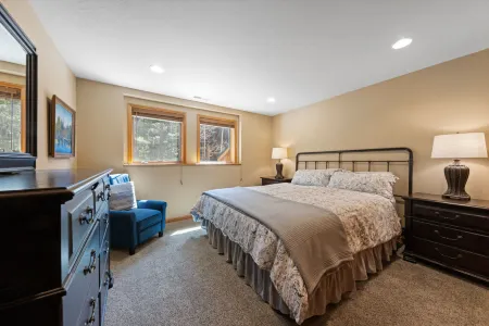 Lake View, Private Hot-Tub and Game Room - Spacious Cozy Cabin