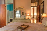 Gorgeous Oasis with Heated Pool and Firepit - Elegant Romantic Retreat