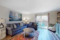 Convenient condo near the lake and city with pool access, a washer/dryer, & AC Hotel di Branson Township