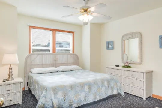 Private Pool and Hot Tub - Beautiful Spacious Retreat