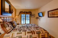 Gourmet Kitchen and Scenic Ski Area Views - Luxurious Mountain Haven