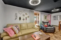 Dual Houses with Full Kitchens and Fenced Yard - Charming Retreat 塔拉哈西住宿飯店