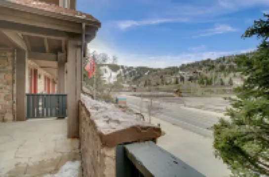 Private Deck and Spacious Great Room - Charming Luxury Escape