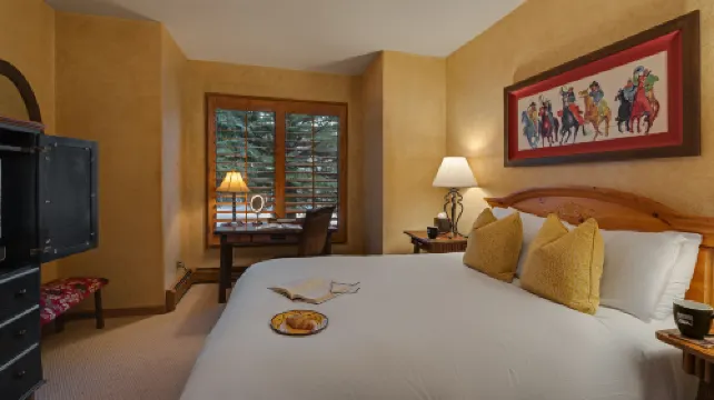 Gourmet Kitchen and Cozy Fireplace - Stunning Mountain Retreat