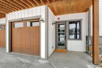 Gorgeous Mountain Retreat with Private Hot Tub - Exquisite Luxury Escape