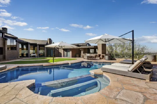 Panoramic Desert Views and Sparkling Pool - Stunning Architectural Retreat