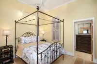 The Quiet Old City Hideout