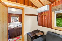 Charming Cabin Retreat with Cozy Fireplace - Stunning Outdoor Haven โรงแรมใน