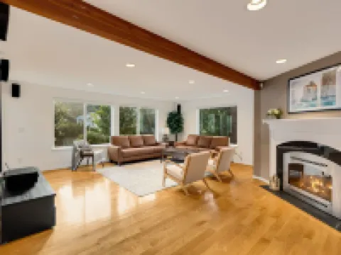 Ultimate Group Getaway: Near Ferry, Hot Tub and Games Hotels in Mukilteo