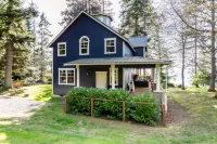 Breathtaking Views and Modern Kitchen - Exquisite Waterfront Retreat