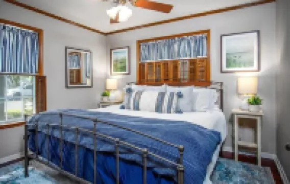 Charming 4-bedroom cottage, 4 BLOCKS OFF MAIN STREET!!