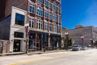 Stylish Condo with City Views and Modern Amenities - Chic Urban Retreat