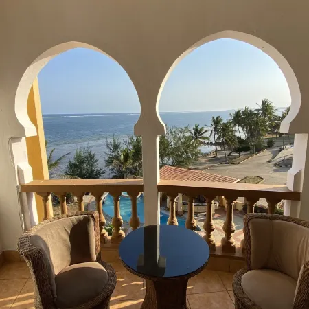 Lux Suites Eden Seafront Apartments