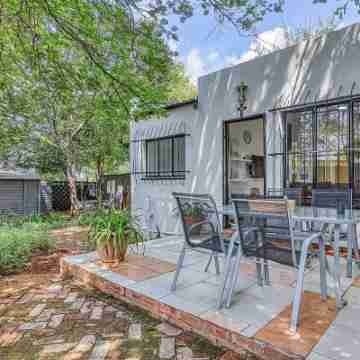 The Cottage-1 Bed-Pool-BBQ-Fibre-Solar-Samrand Hotel Exterior