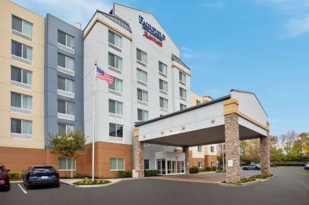 Fairfield Inn & Suites by Marriott Lexington North Отели в г. Фейетт