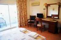 M. Moniatis Hotel Отели в г. Гермасойя