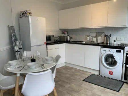 Bookeduk - Large Cosy Cottage Отели рядом с достопримечательностью «Артур Финдли колледжи»