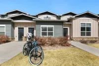 Urban Oasis Near Breweries & Old Town - Free Bikes - 5-Star
