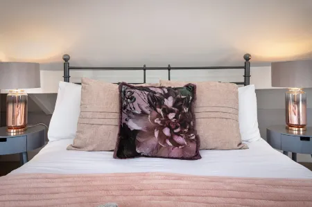 Cottage - Sleeps4 - PetFriendly - Garden - ByBeach