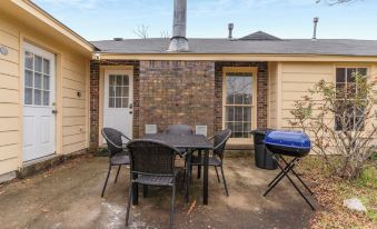 Large Fenced Yard Near Midtown- Shamrock Stay